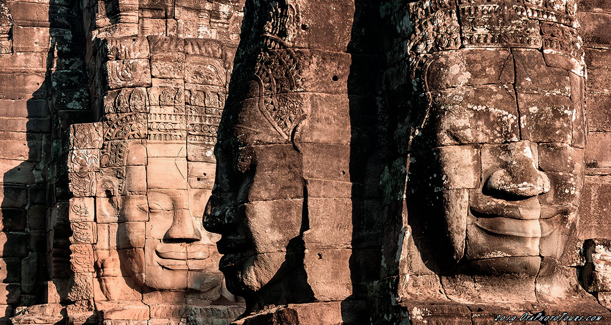 Detail, tři kamenné tváře bodhisattvů v cgrámu Bayon