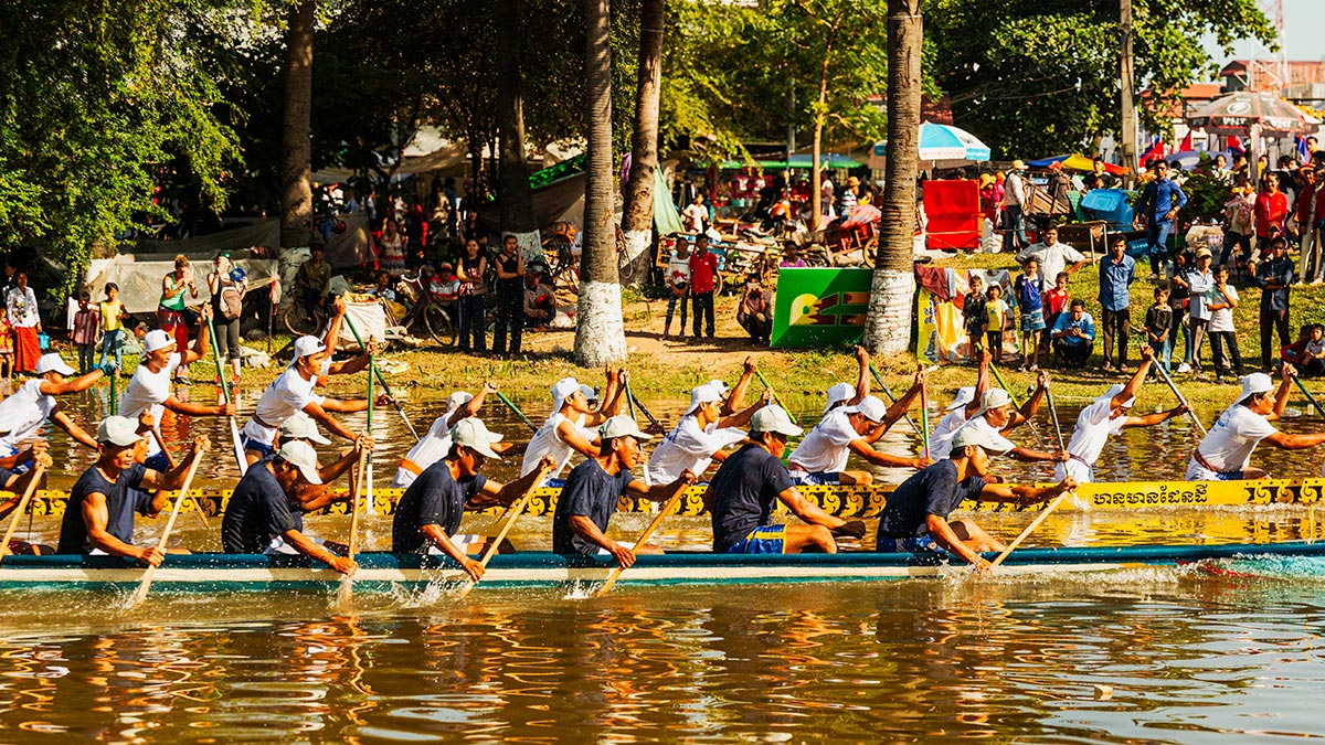 Tradiční závody dračích lodí na řece v Siem Reapu během festivalu Bon Om Tuk